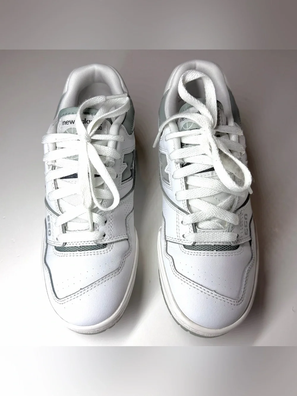 New Balance Unisex 550 White and Light Gray Athletic Sneakers Size- W 7 / M 5.5